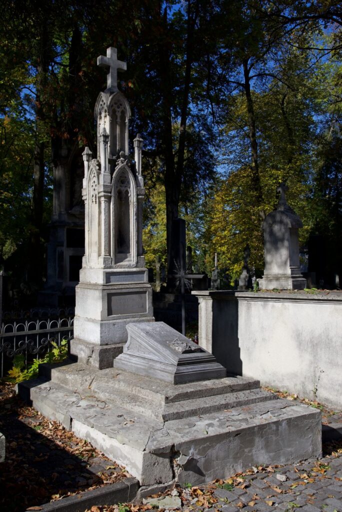 Stary grobowiec na Cmentarzu Łyczakowskim we Lwowie