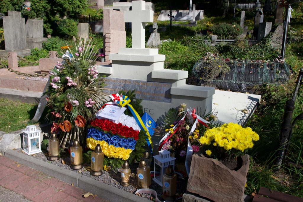 Cmentarz Łyczakowski we Lwowie - wieńce w barwach polskich i ukraińskich