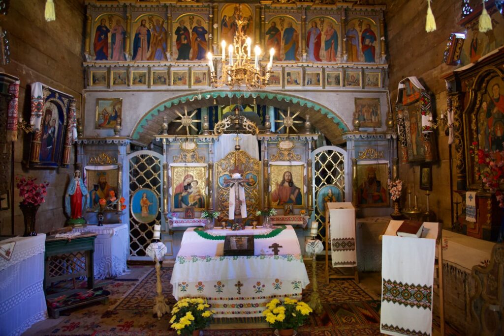 Ołtarz w jednym z wielu obiektów sakralnych na terenie Gaju Szewczenki, an altar in one of the many sacred buildings in the Shevchenko Grove