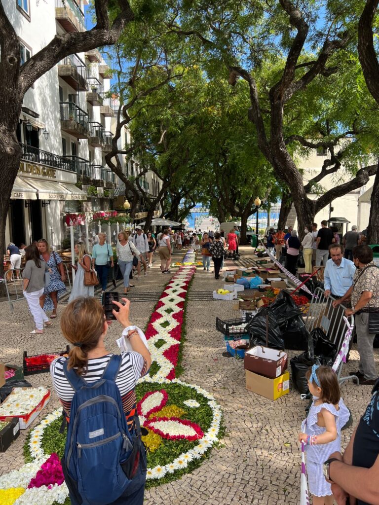 Wakacje na Maderze w pigułce - kobierce z kwiatów w Funchal w dniu święta Bożego Ciała