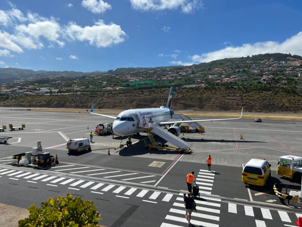 Samolot na lotnisku Funchal na Maderze