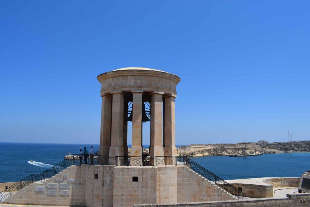 Siege Bell War Memorial, Malta w słoneczny dzień