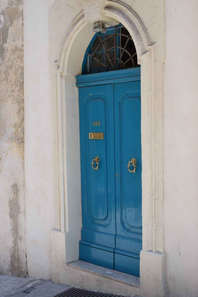 Zwiedzanie Valetty - piękne drzwi w jednej z kamienic, Valetta, Malta