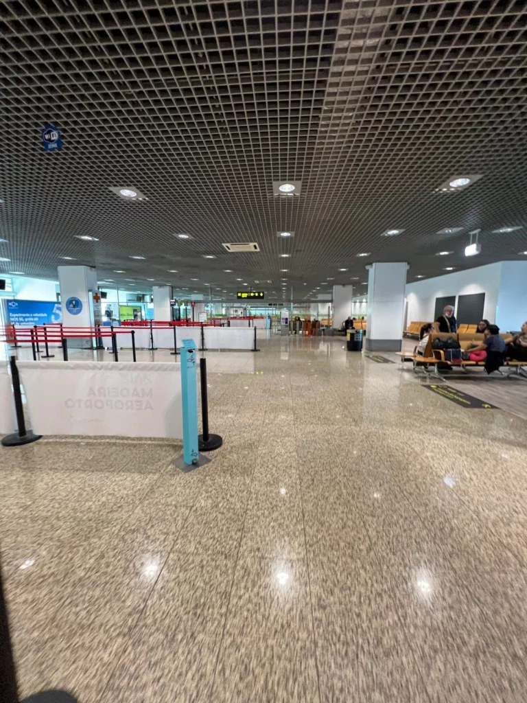 Wewnątrz terminalu lotniska na Maderze