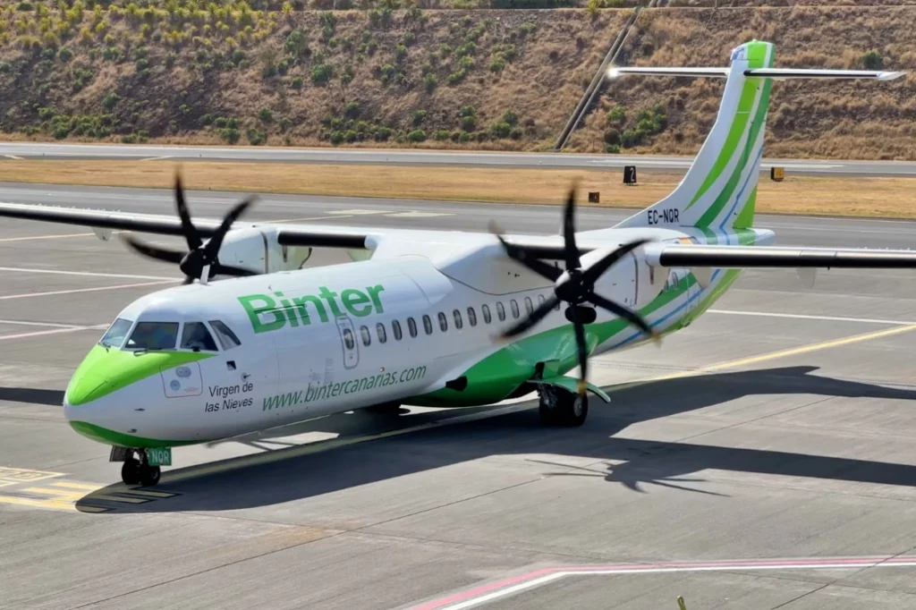 Lotnisko i lądowanie na Maderze -samolot turbośmigłowy ATR linii Binter Canarias na płycie lotniska