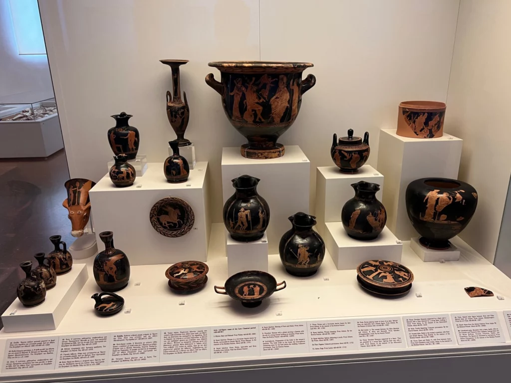 Zdobione naczynia ceramiczne w Narodowym Muzeum Archeologicznym w Atenach