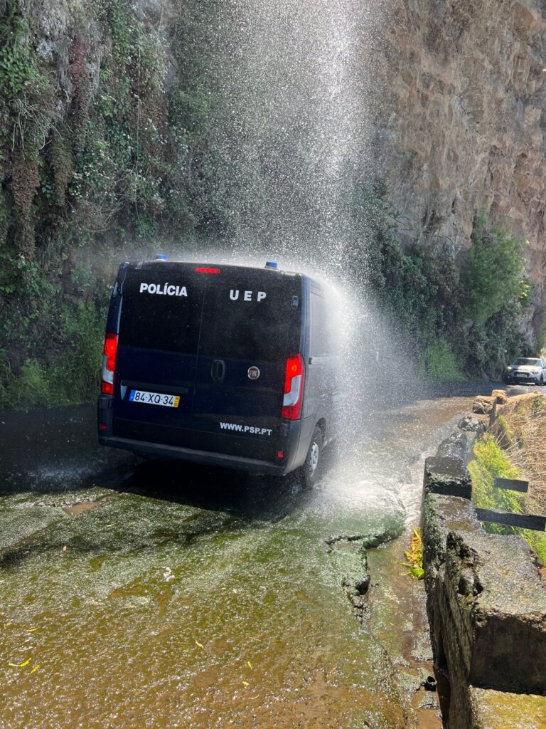 Jak zwiedzać Maderę samochodem, Samochód pod wodospadem, wodospad na drodze na Maderze