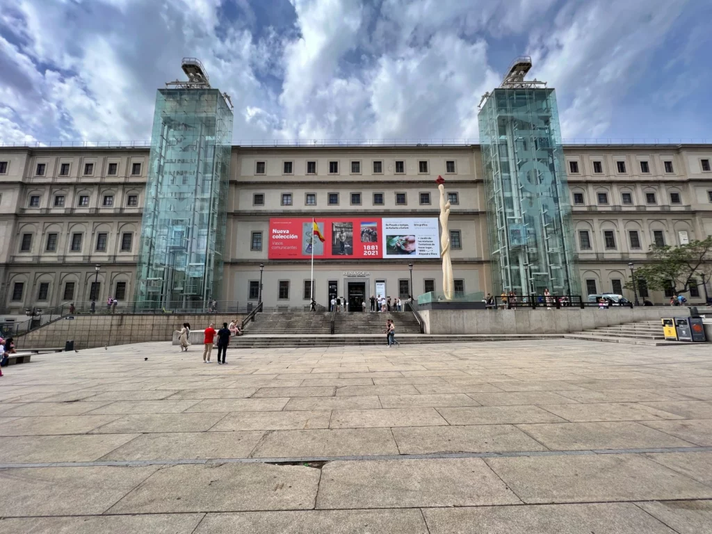 Budynek Muzeum Narodowego Centrum Sztuki Królowej Zofii w Madrycie
