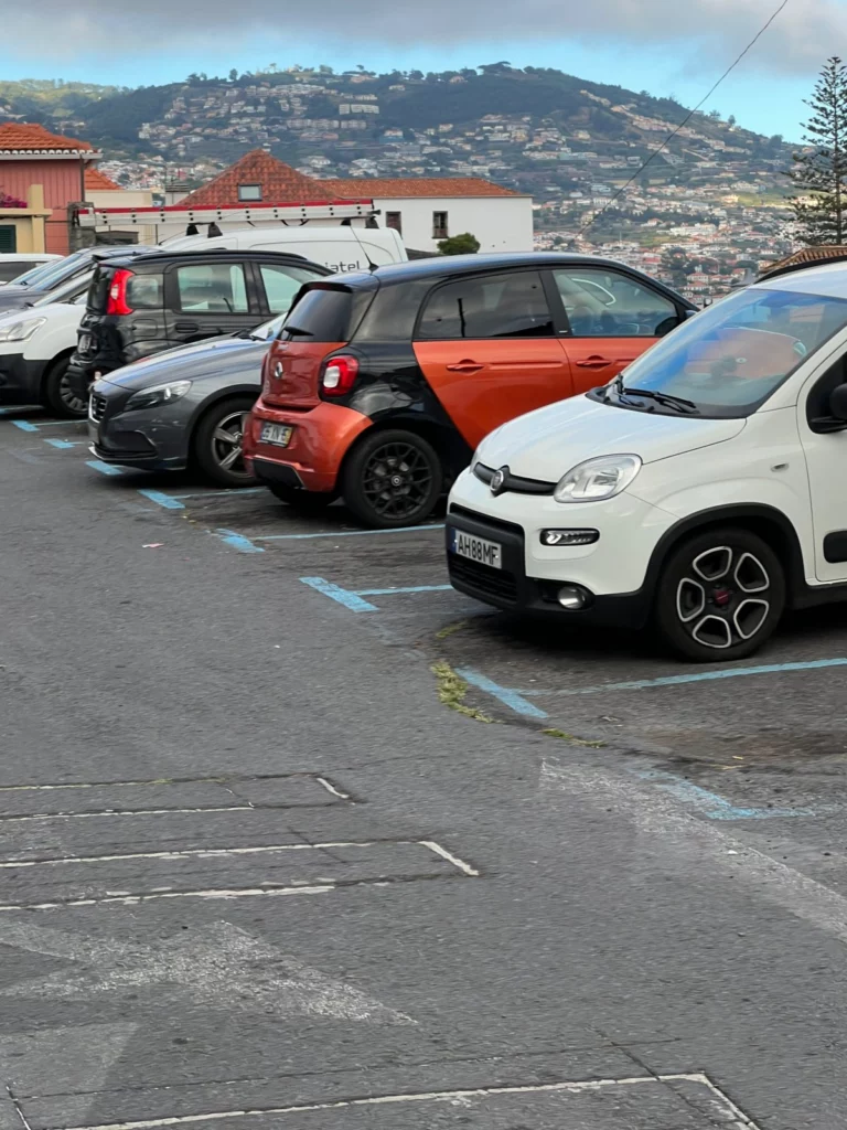 Stolica Madery Funchal - płatny parking oznaczony niebieskimi liniami