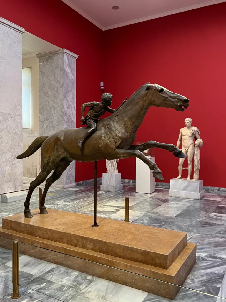 Posąg Jeździec z Artemizjonu, Narodowe Muzeum Archeologiczne w Atenach