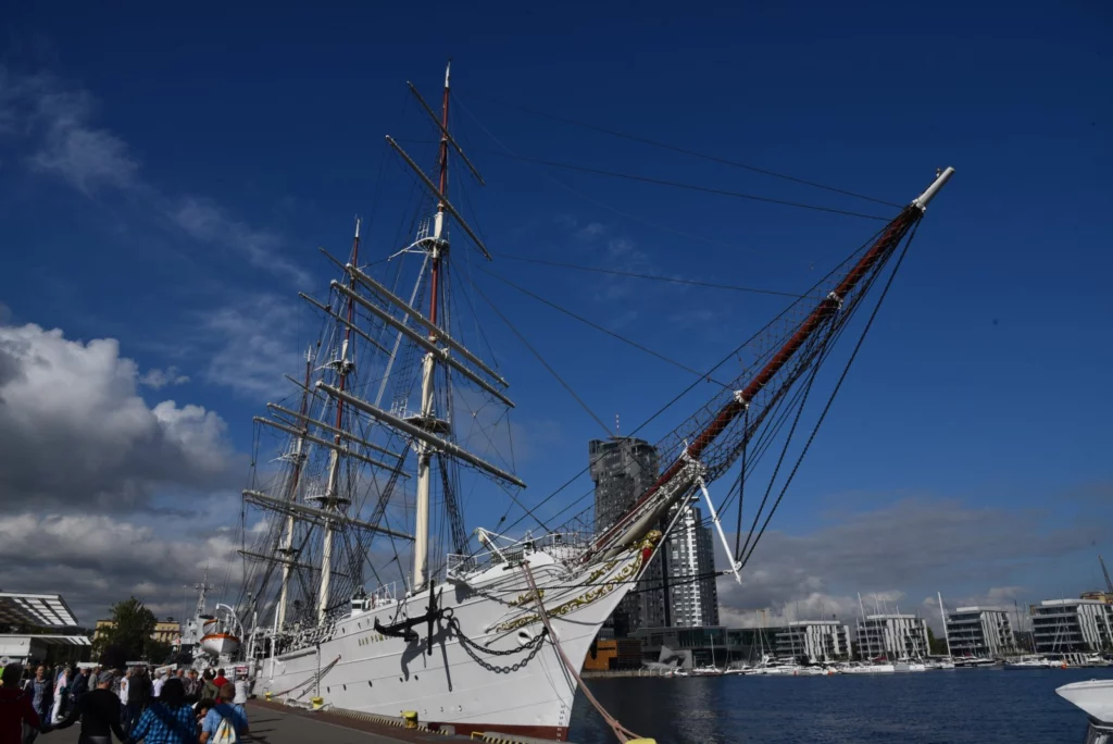 Dar Pomorza dużo zdjęć; żaglowiec zacumowany w Gdyni na Nabrzeżu Pomorskim