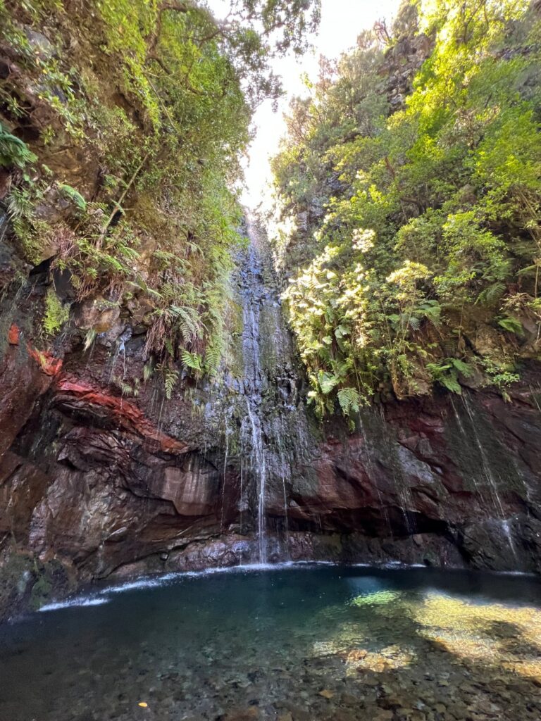 Instagramowe miejsce na Maderze - Lagoa das 25 Fontes, instagramowy wodospad Madera