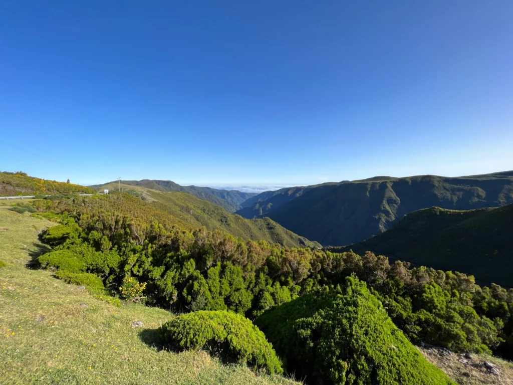 Krajobraz Madery w słoneczny dzień, niebieskie niebo, zielone góry