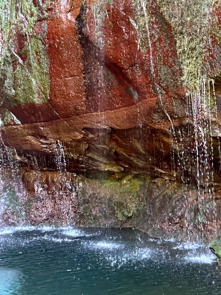 Wodospad Cascata das Vinte e Cinco Fontes, wody wodospadu spływające po kolorowych skałach
