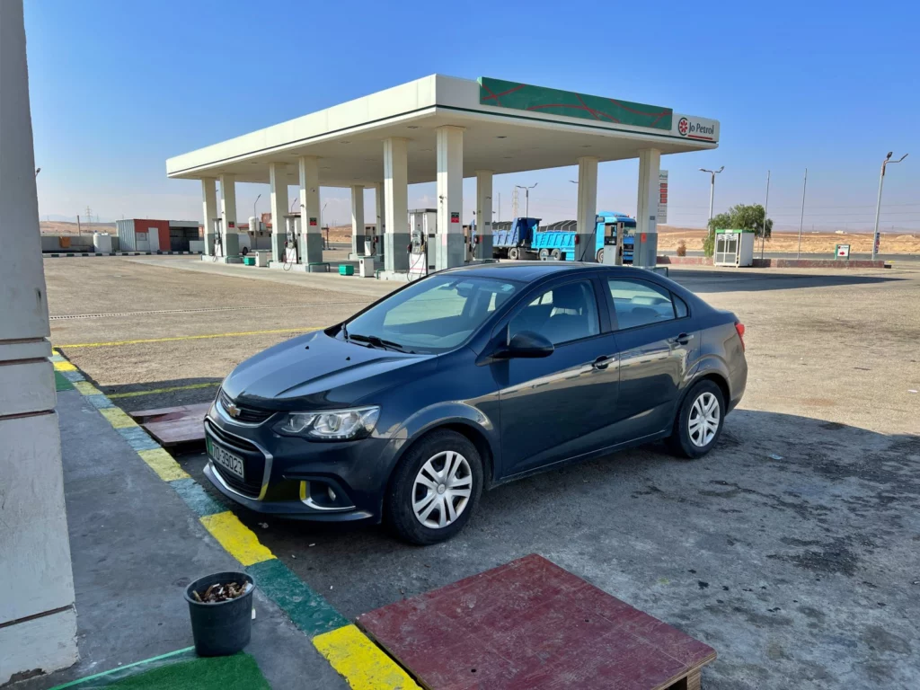 Jazda samochodem w Jordanii - Chevrolet Aveo na stacji benzynowej