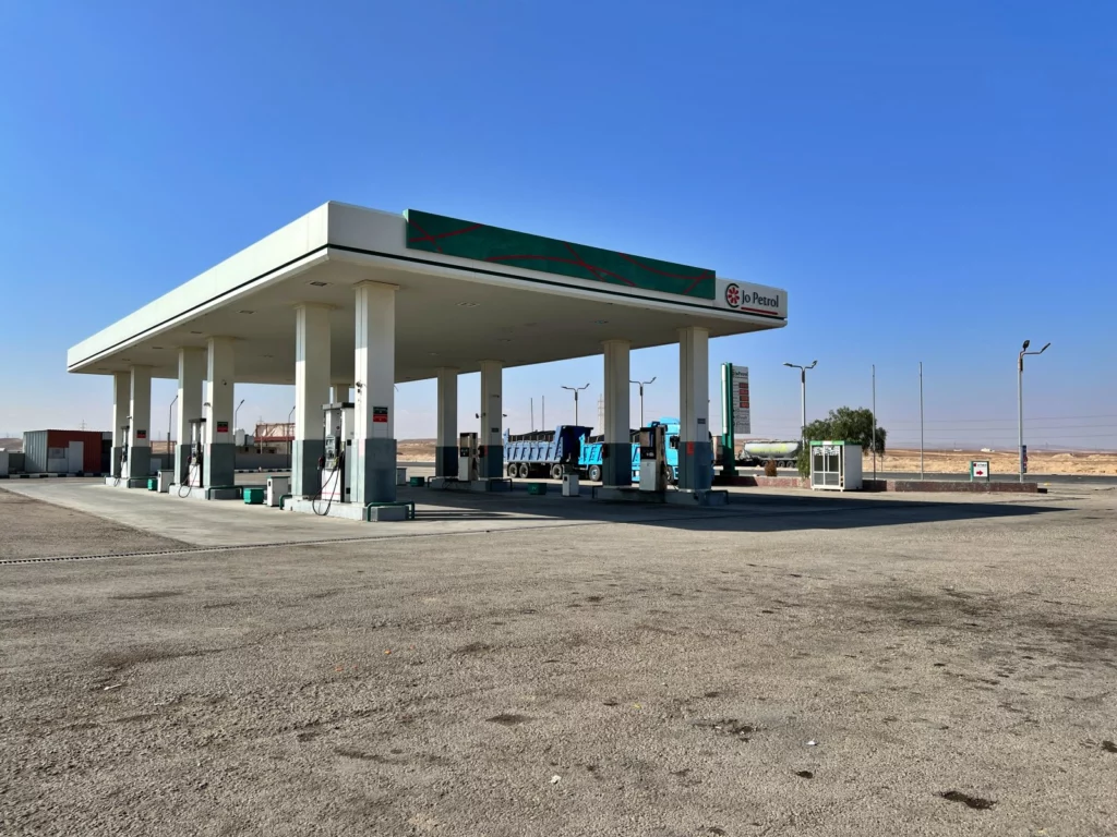 Jazda samochodem w Jordanii, stacja benzynowa sieci Jo Petrol przy Desert Highway (Highway 15)