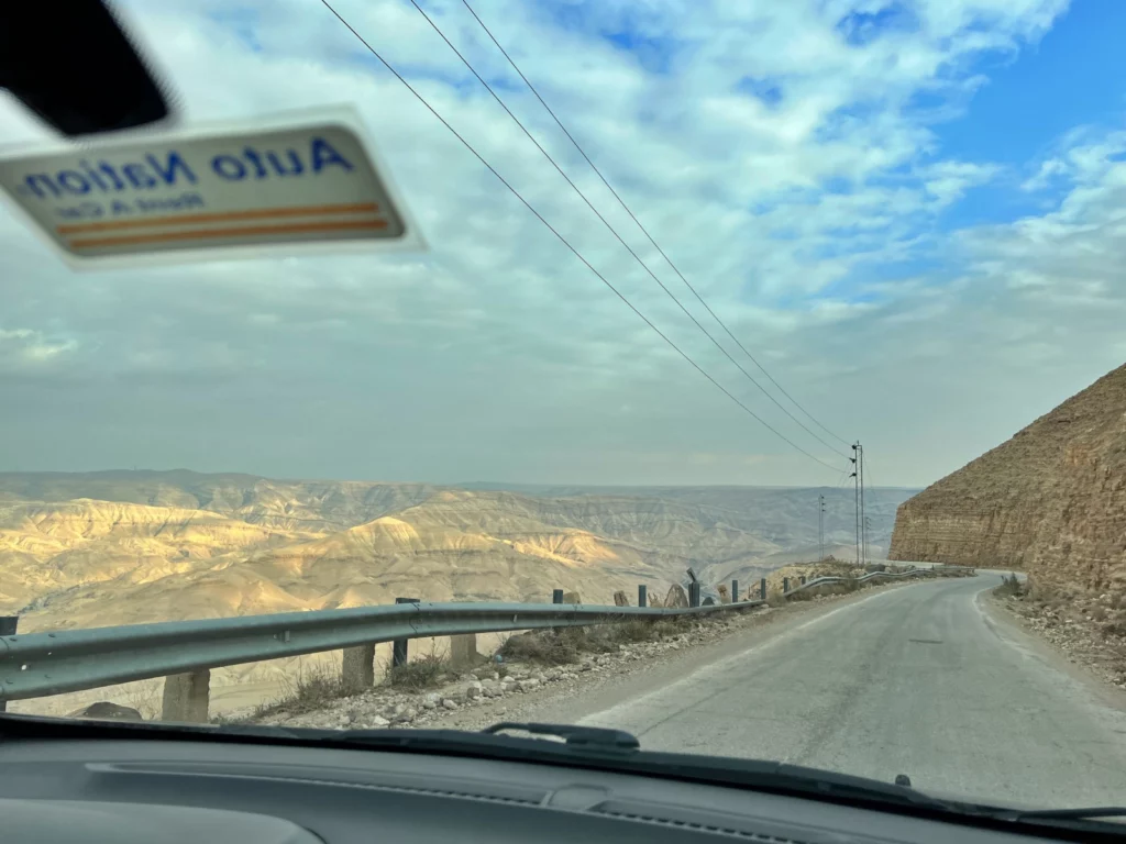 Jazda samochodem w Jordanii - widok przez przednią szybę samochodu na Drodze Królewskiej