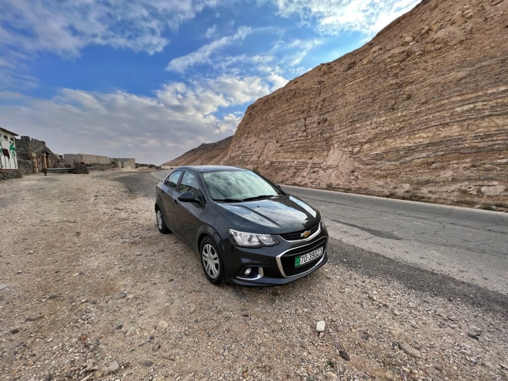 Jazda samochodem w Jordanii, Chevrolet Aveo w Jordanii na parkingu przy King's Highway