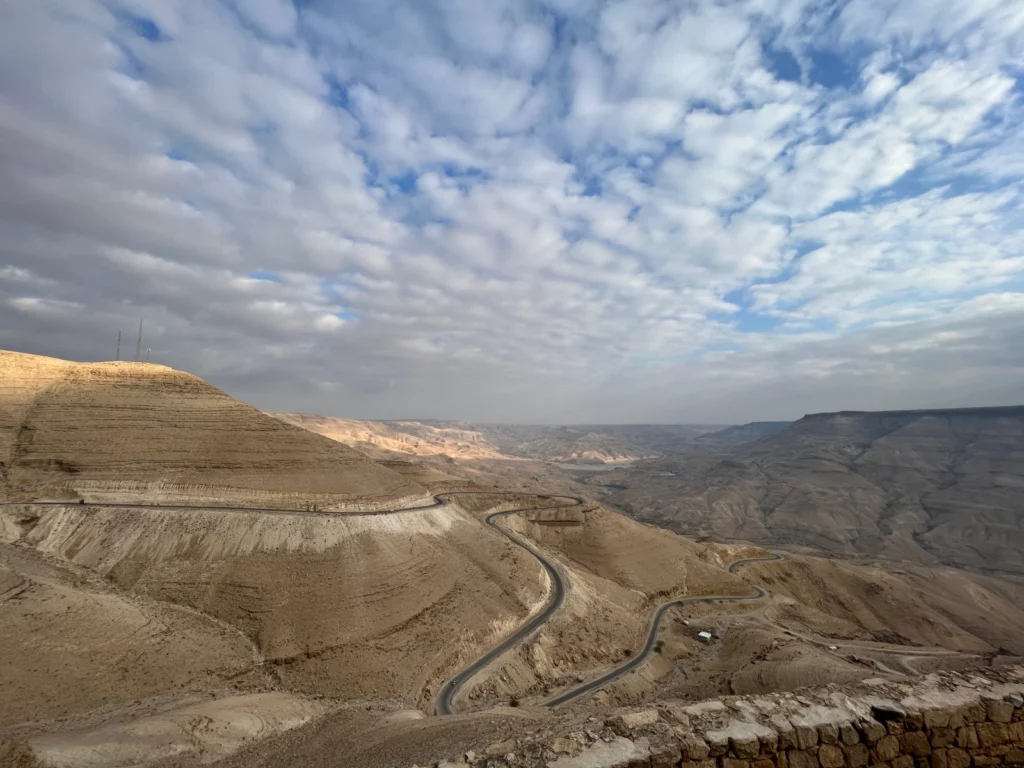 Widok z punktu widokowego na fragment King's Highway w Jordanii (Highway 35)