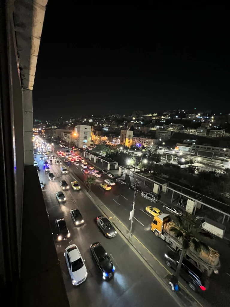 Widok na ruch uliczny w Ammanie z okna Iayaali Amman Hotel