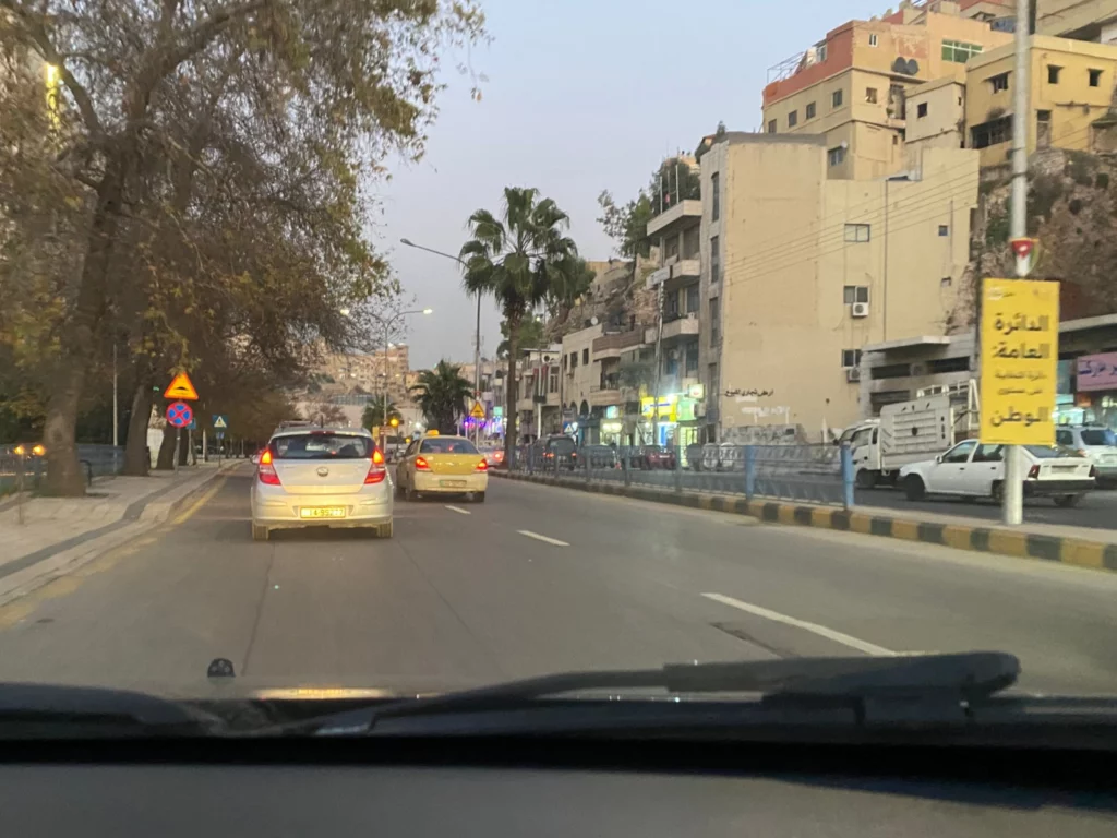 Jazda samochodem w Jordanii - przejazd przez Amman