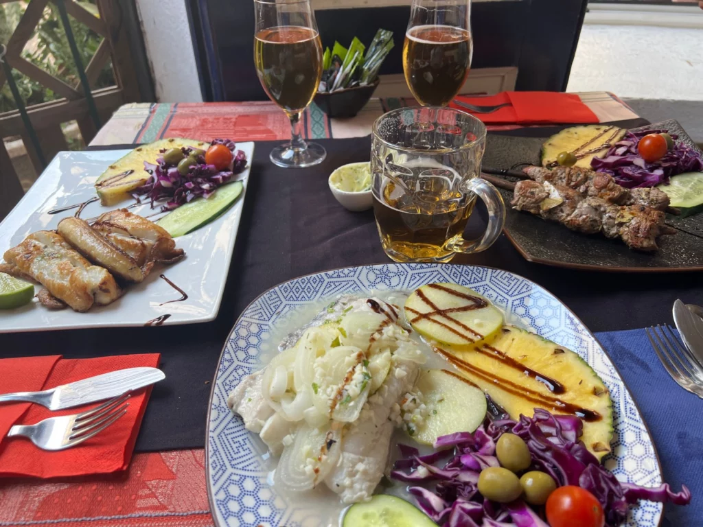 Zastawiony jedzeniem stół w Restaurante Embaixador Madeirense w Funchal na Maderze