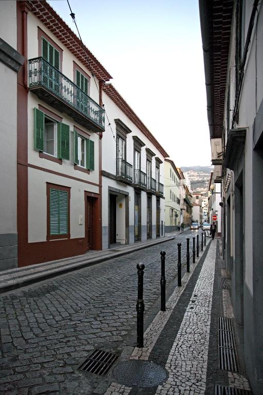Spokojna uliczka w centrum Funchal na Maderze przy której znajduje się 29 Madeira Hostel