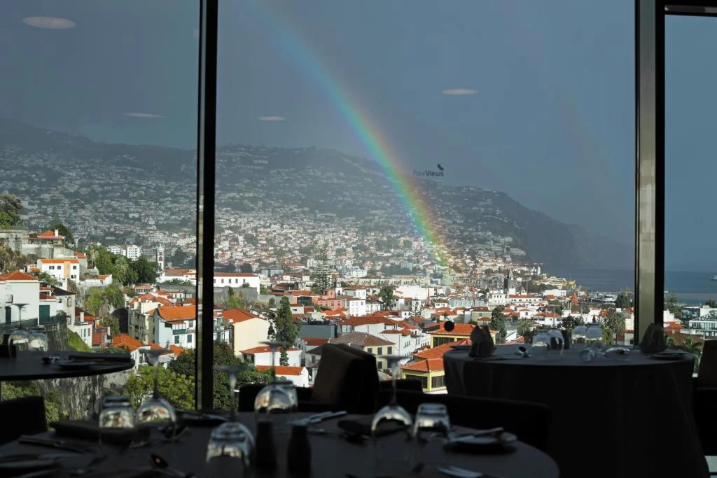Widok z The Views Baia, widoczna tęcza nad Funchal nad Maderą