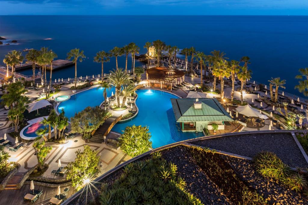 Royal Savoy - Ocean Resort w Funchal na Maderze, widok na podświetlone baseny po zmroku