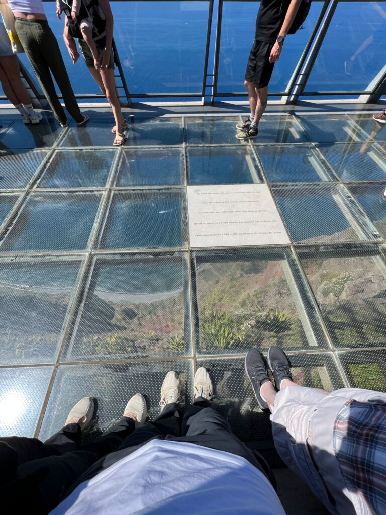 Widok w dół przez szklaną podłogę skywalk Cabo Girão
