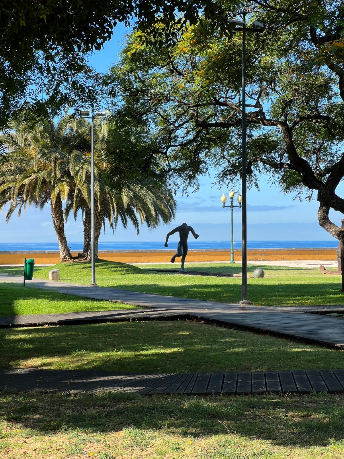 Statua piłkarza w Funchal w parku Jardin do Almirante Reis nad brzegiem oceanu