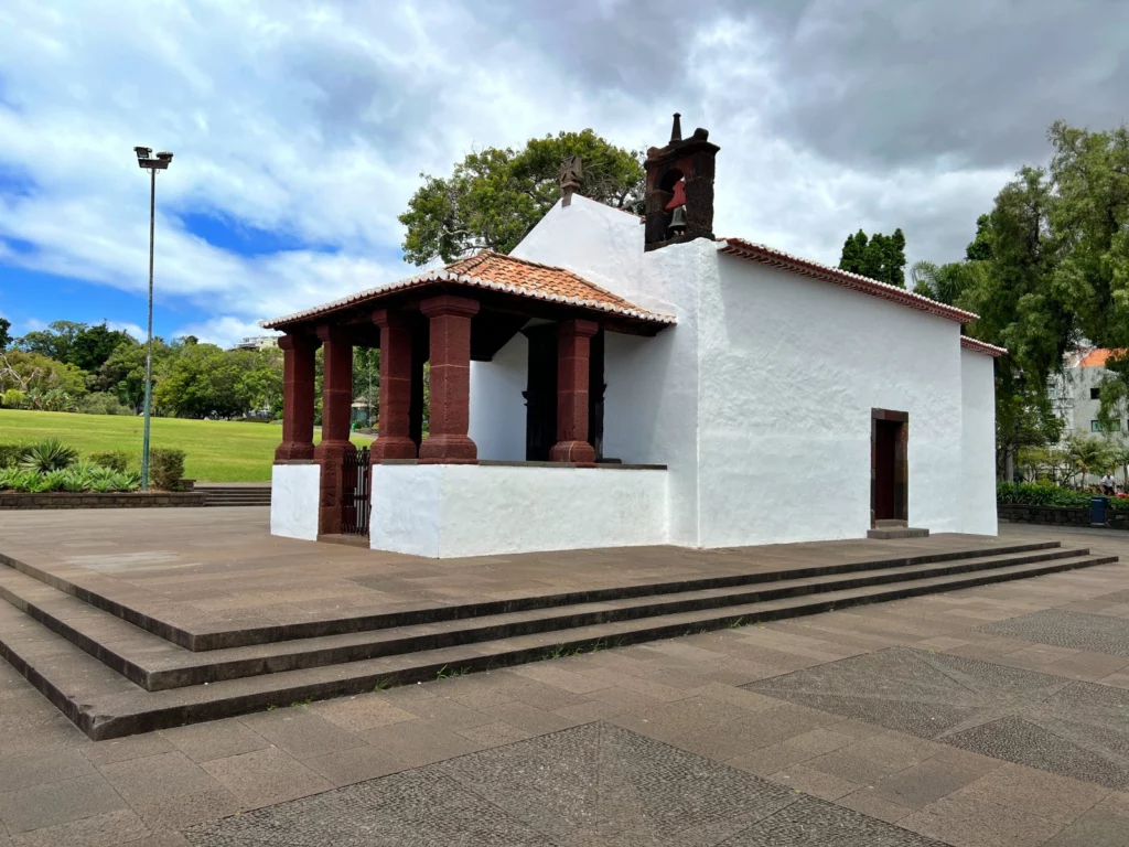 Na terenie Parque de Santa Catarina znajdziecie m.in. Kaplicę Świętej Katarzyny, stara kaplica z bielonymi ścianami