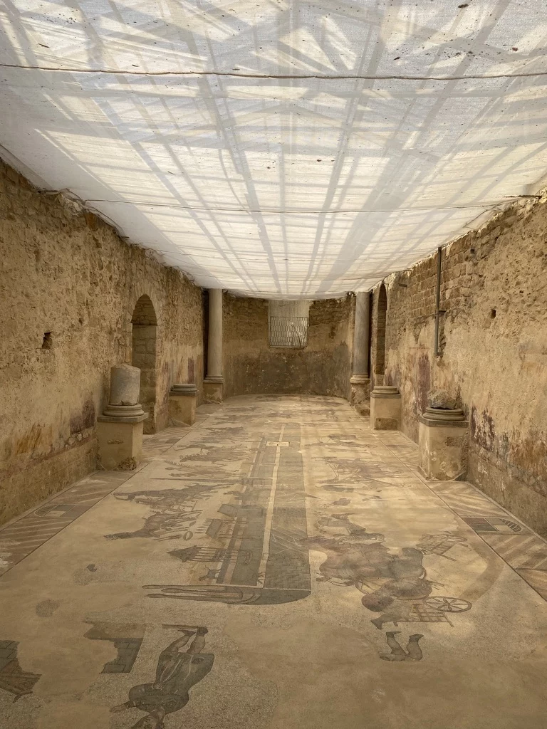 pozostałości rzymskie, odkryte ww wykopaliskach łaźnię 