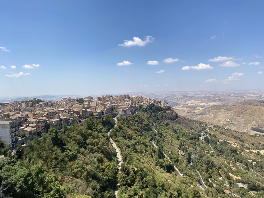 punkt widokowy na Sycylii, piękniny widok na pobliskie miasteczko